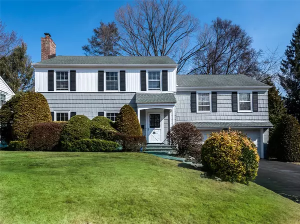 18 Eakins RD, Manhasset, NY 11030