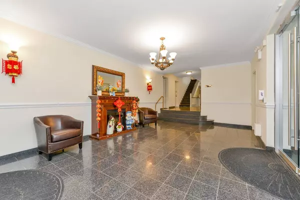 Great Neck, NY 11021,15 Canterbury RD #C11