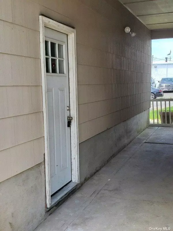 North Lindenhurst, NY 11757,64 Kellum ST