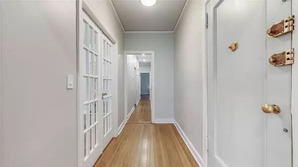 Jackson Heights, NY 11372,37-28 85th ST #32