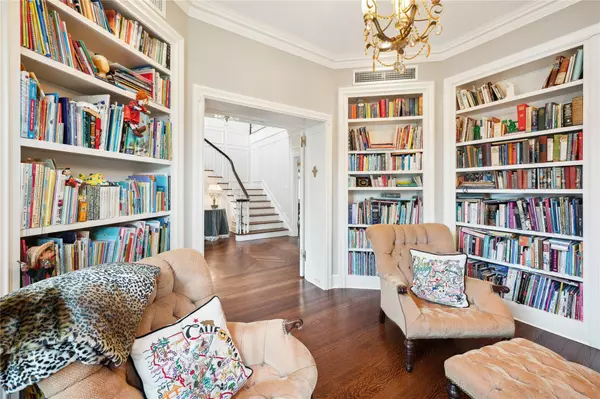 Scarsdale, NY 10583,57 Old Orchard LN