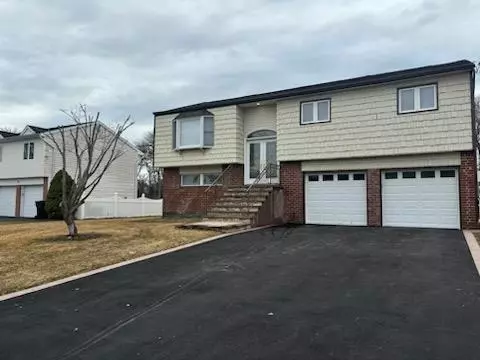 West Islip, NY 11795,798 Higbie LN