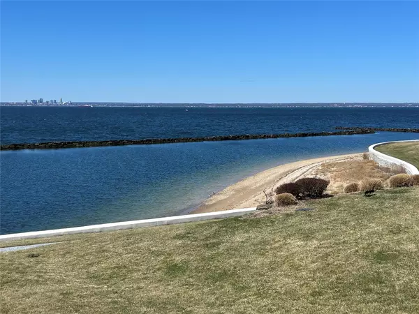 Glen Cove, NY 11542,48 Pembroke DR