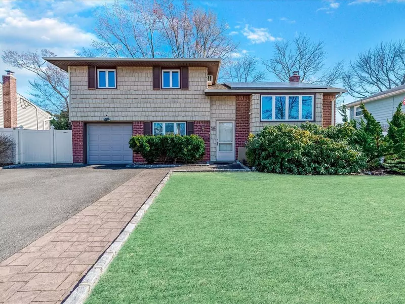 10 John DR, Old Bethpage, NY 11804