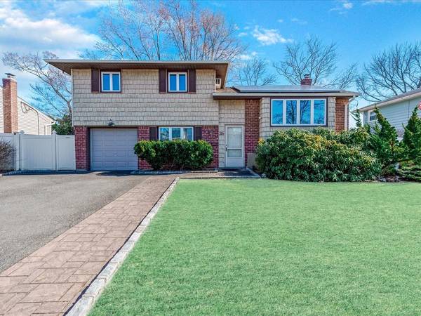 10 John DR, Old Bethpage, NY 11804