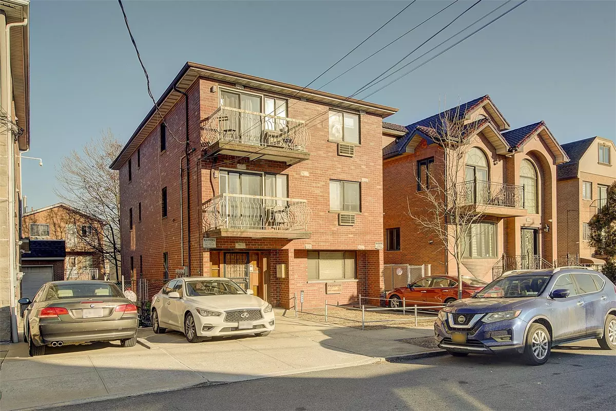 Fresh Meadows, NY 11365,61-21 169th ST