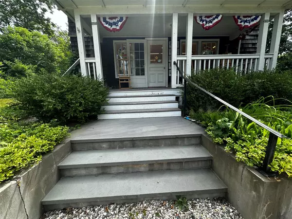 East Hampton, NY 11937,144 N Main ST