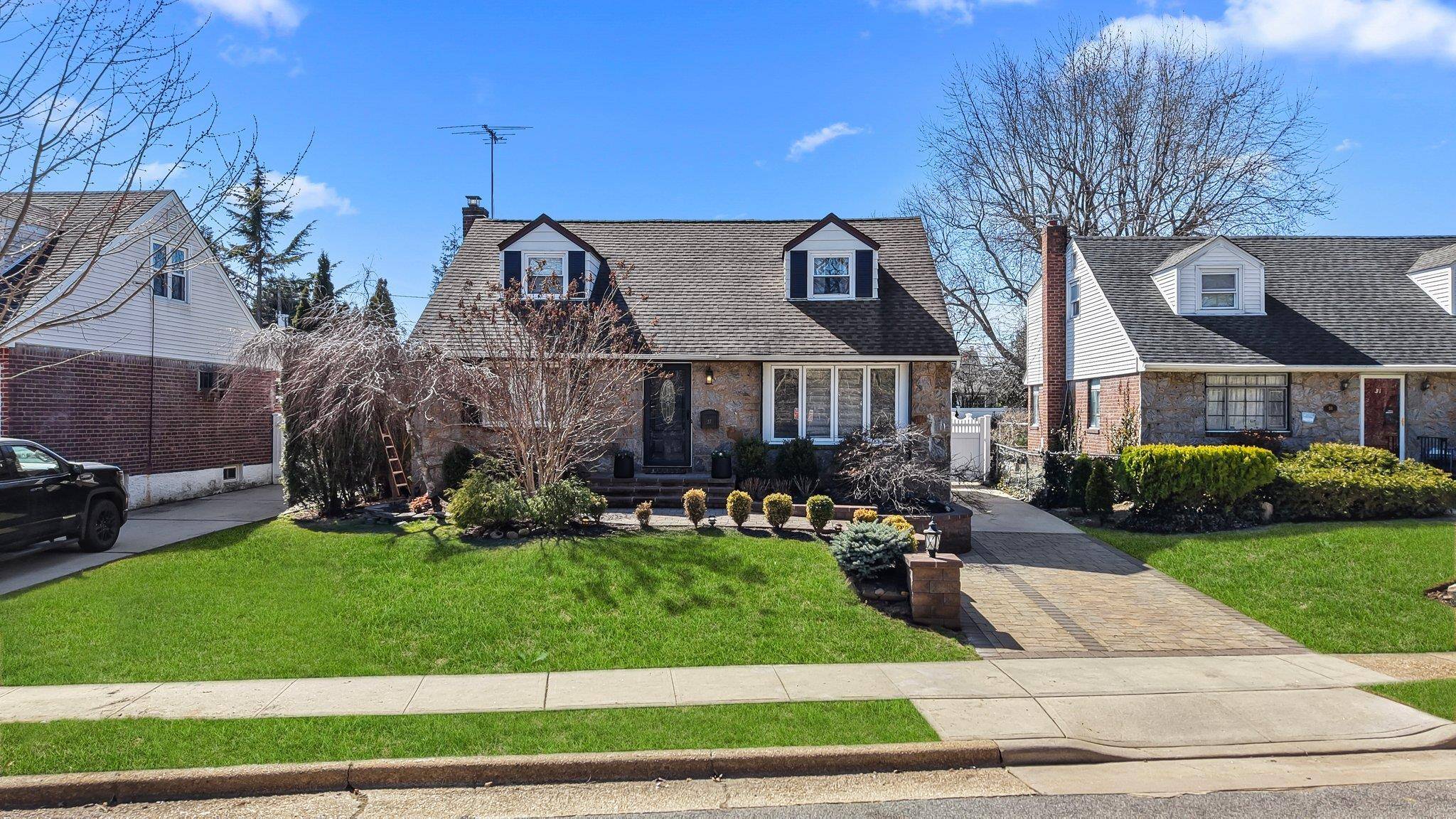 27 Crandall DR,  Mineola,  NY 11501