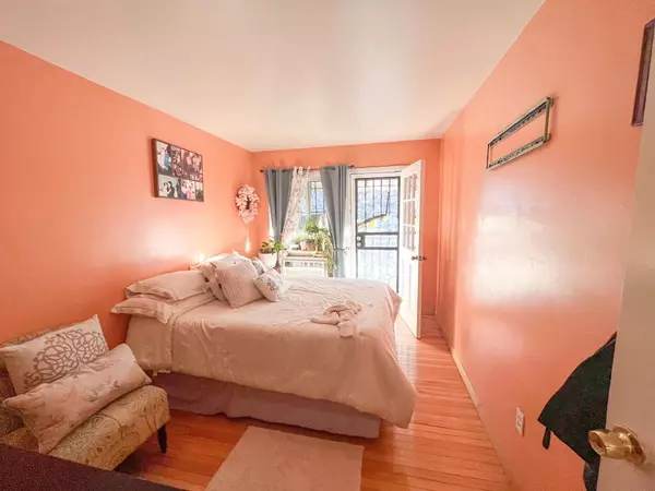 Corona, NY 11368,5822 Van Cleef ST