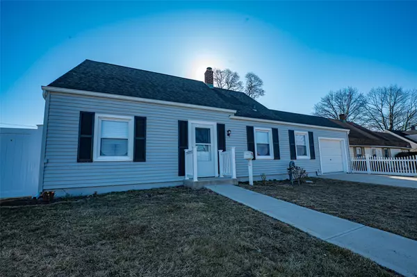 17 Aldin LN, Levittown, NY 11756