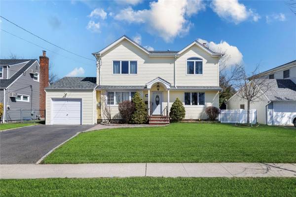 18 Bretton RD, New Hyde Park, NY 11040