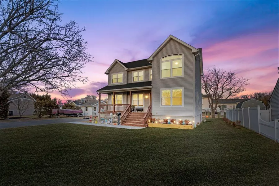 811 W Bay DR, West Islip, NY 11795