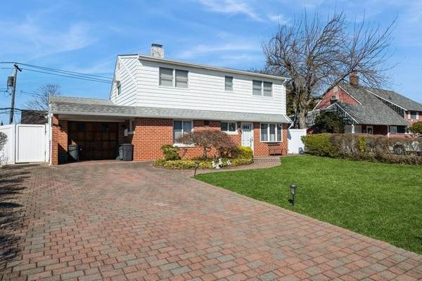 42 Martin LN, Westbury, NY 11590