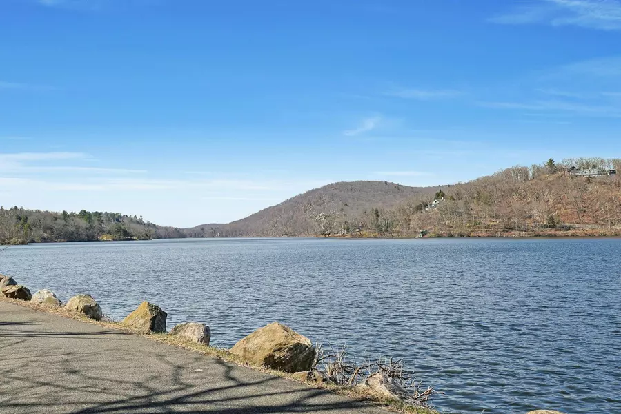 Serpentine RD, Tuxedo Park, NY 10987