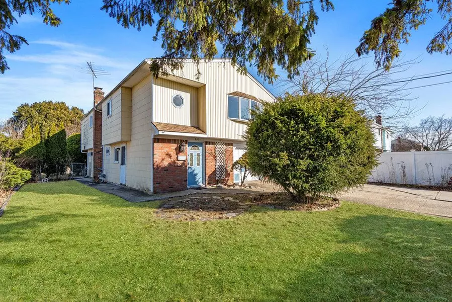 405 Massapequa AVE, Massapequa, NY 11758