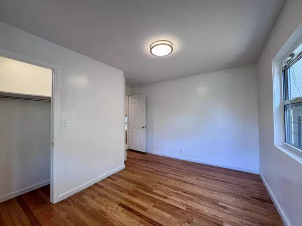 Elmhurst, NY 11373,94-17 42 AVE