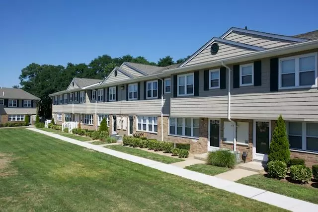 1355 Roanoke AVE #2H, Riverhead, NY 11901
