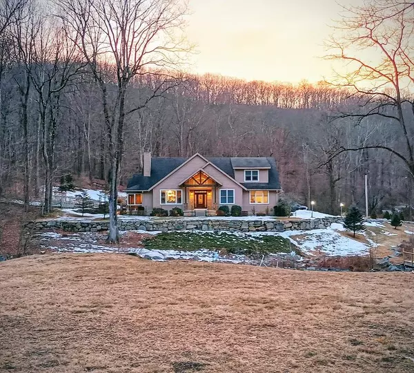 3 Laura CT, Poughquag, NY 12570