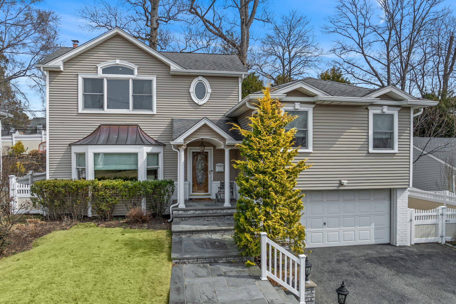 5 Tulip LN, Port Washington, NY 11050