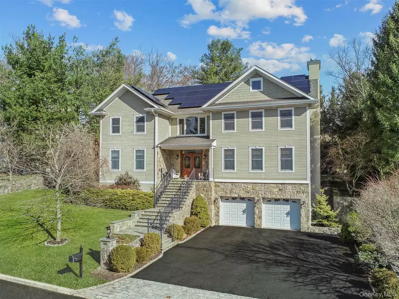 66 Roundabend RD, Tarrytown, NY 10591