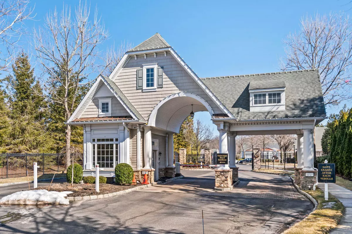 Lake Grove, NY 11755,139 Symphony DR #129