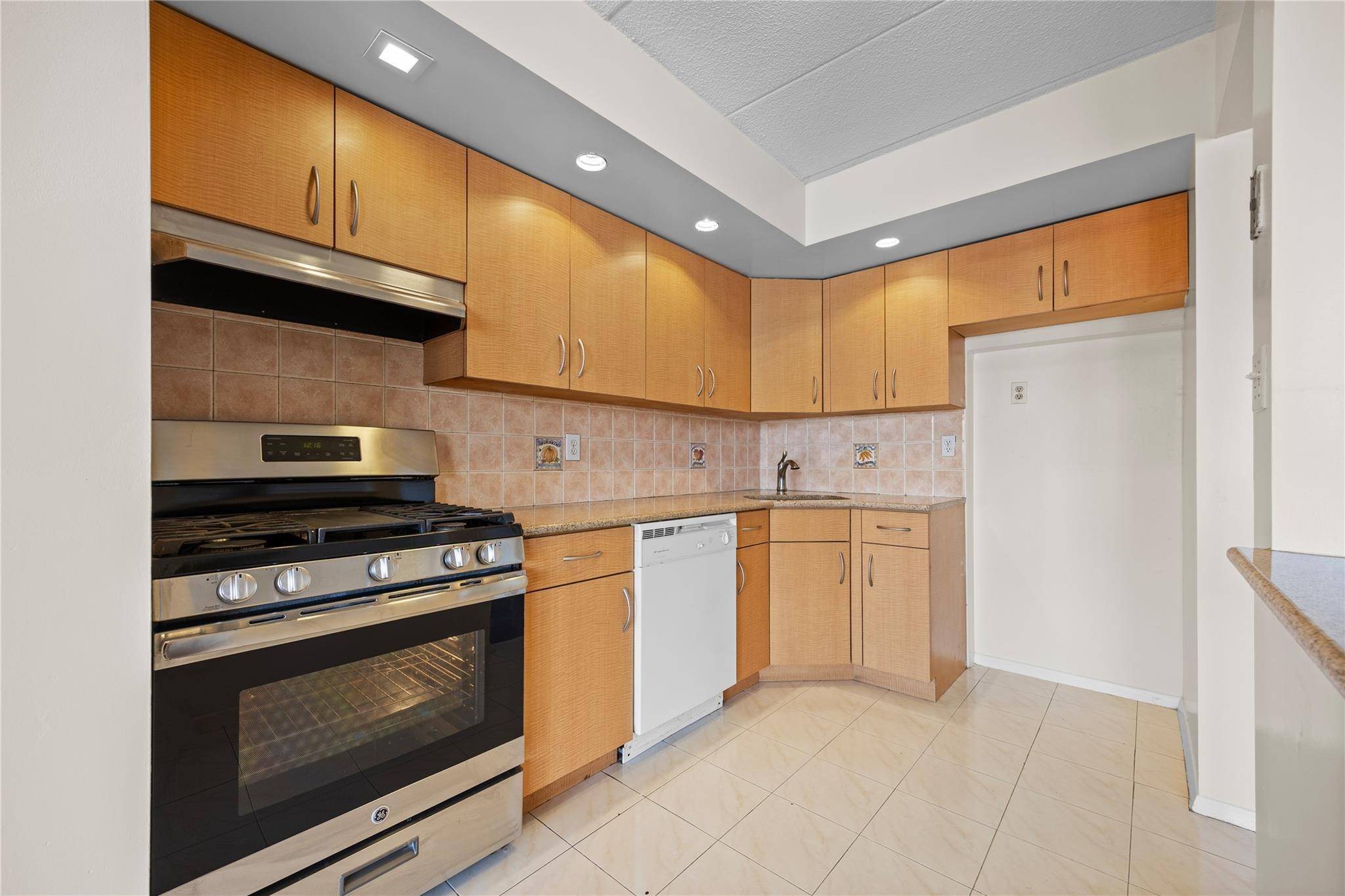 Flushing, NY 11354,136-75 37th ave #9A