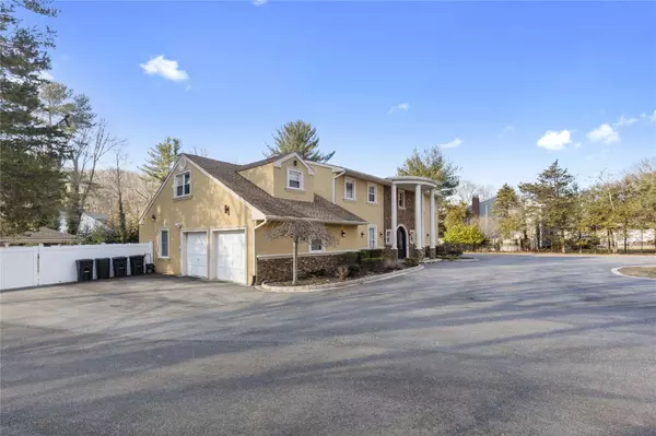 Dix Hills, NY 11746,626 Caledonia RD