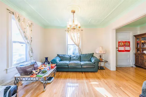 Woodhaven, NY 11421,85-61 79th ST
