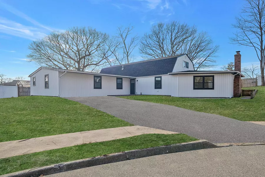 3 Hofstra CT, Farmingville, NY 11738