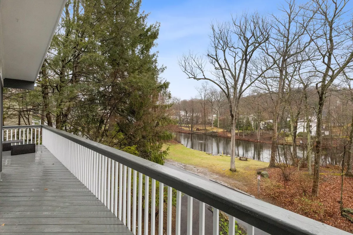 Pleasantville, NY 10570,353 Lake Shore DR