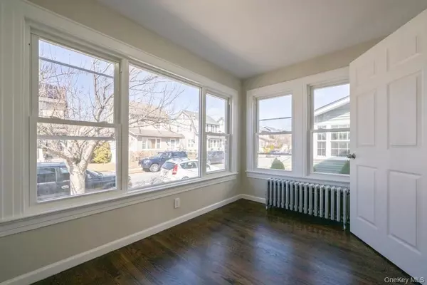 Lindenhurst, NY 11757,10 Winchester DR