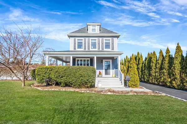 27 Central ST, Greenlawn, NY 11740