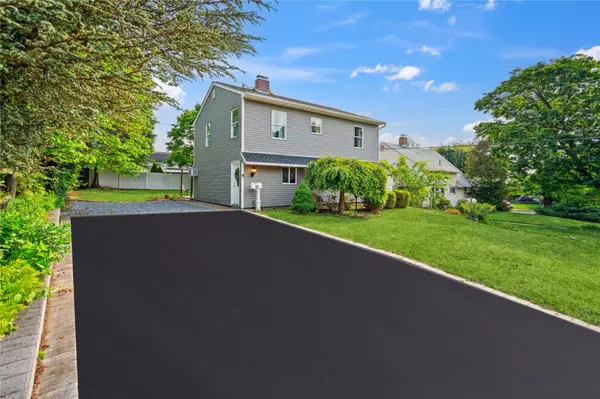 67 Market LN, Levittown, NY 11756