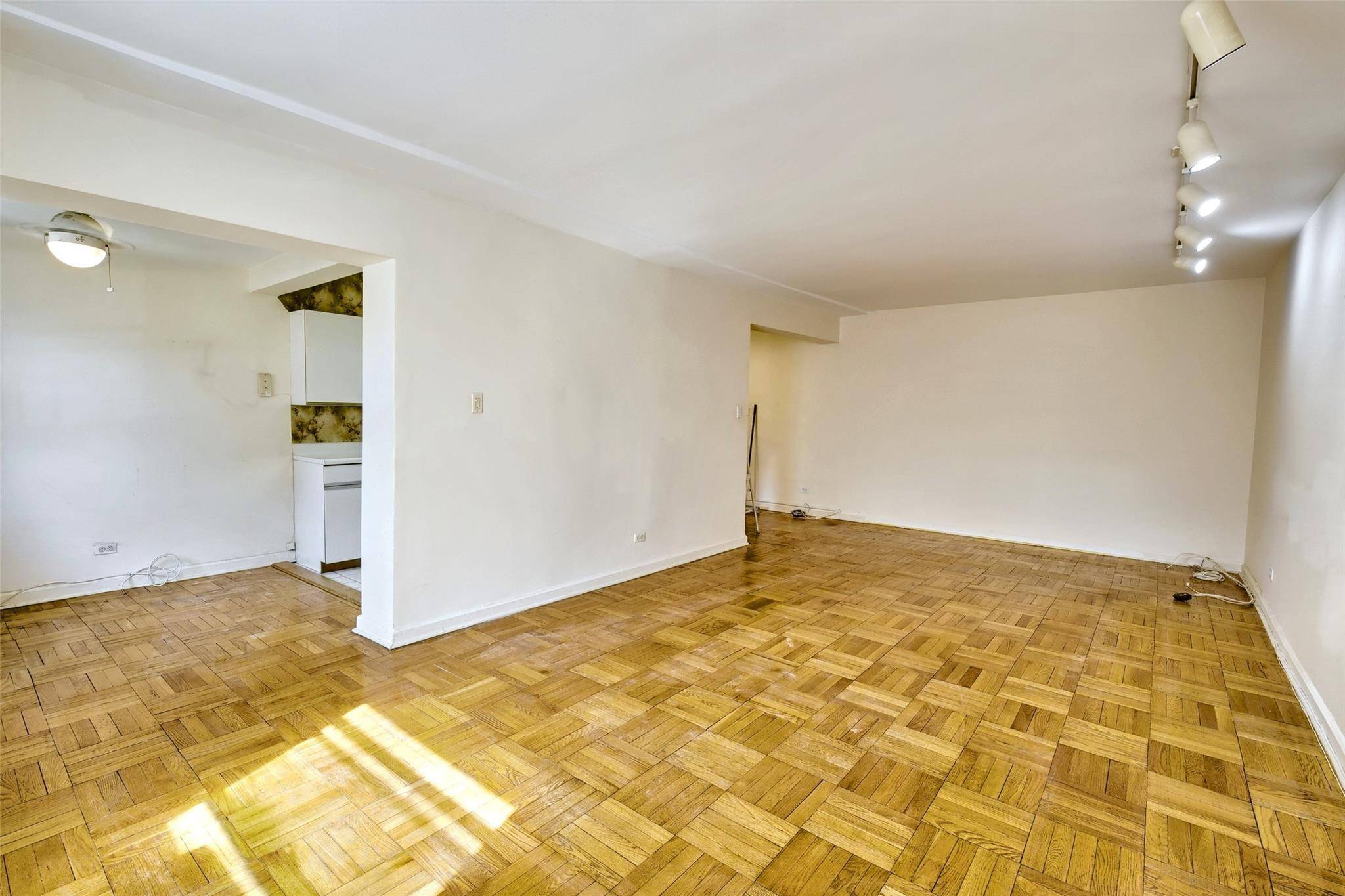 Beechhurst, NY 11357,162-41 Powells Cove BLVD #1E