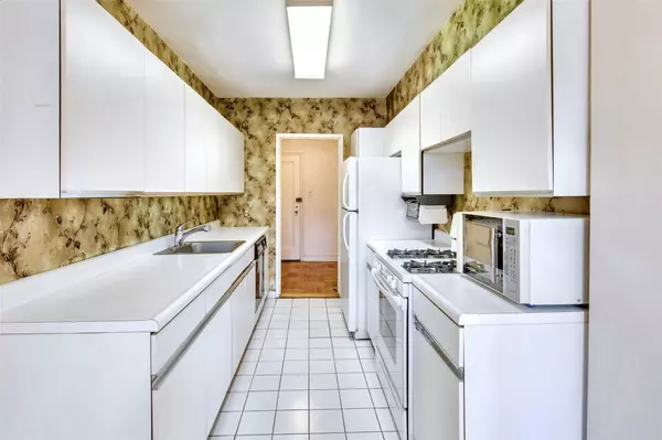 Beechhurst, NY 11357,162-41 Powells Cove BLVD #1E