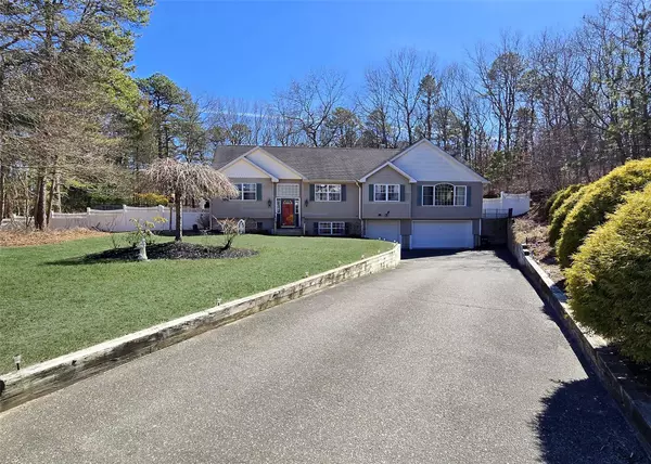 11 Doral LN, Yaphank, NY 11980