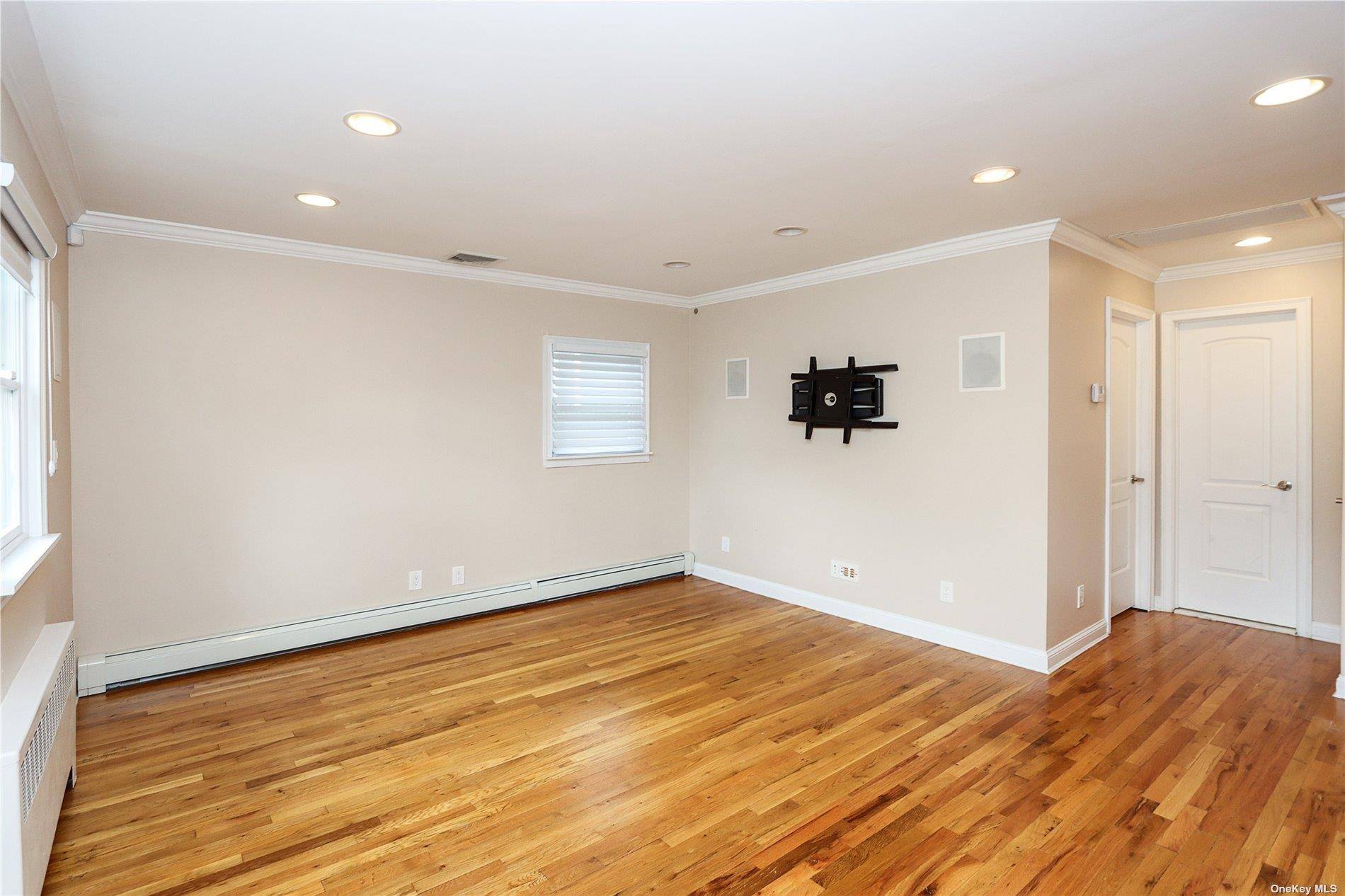 Plainview, NY 11803,16 Hollyberry RD