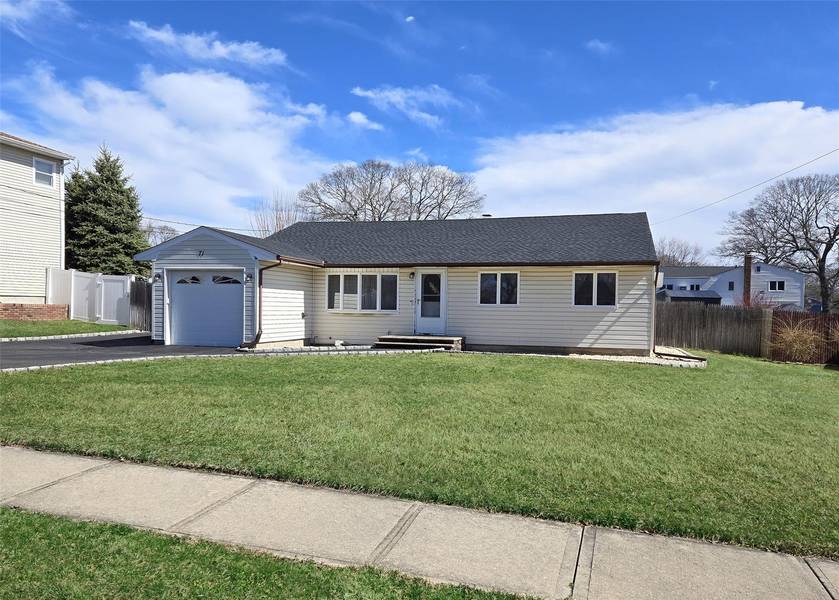 71 Rose PL, Selden, NY 11784