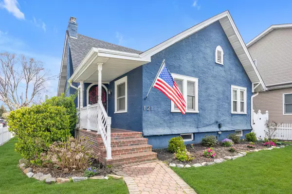 121 Central Pkwy, Merrick, NY 11566