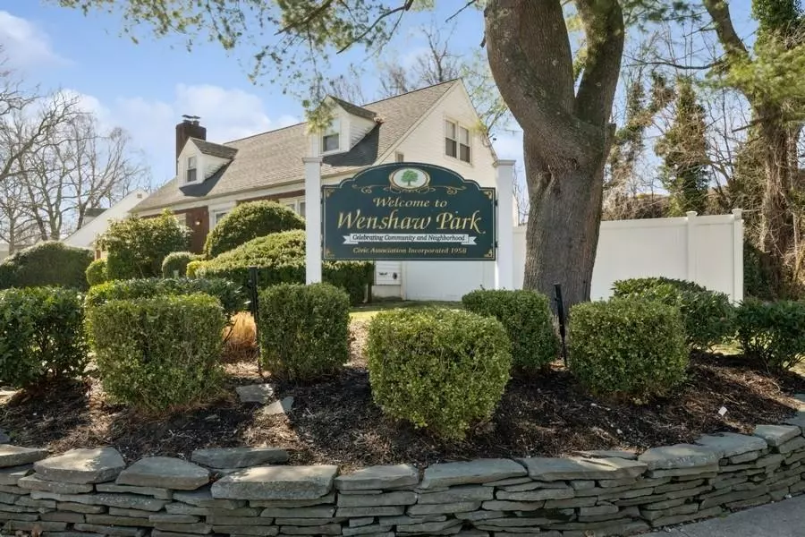 49 Shaw DR, North Merrick, NY 11566