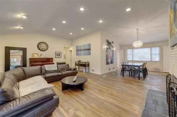 Roslyn, NY 11576,53 Knollwood RD