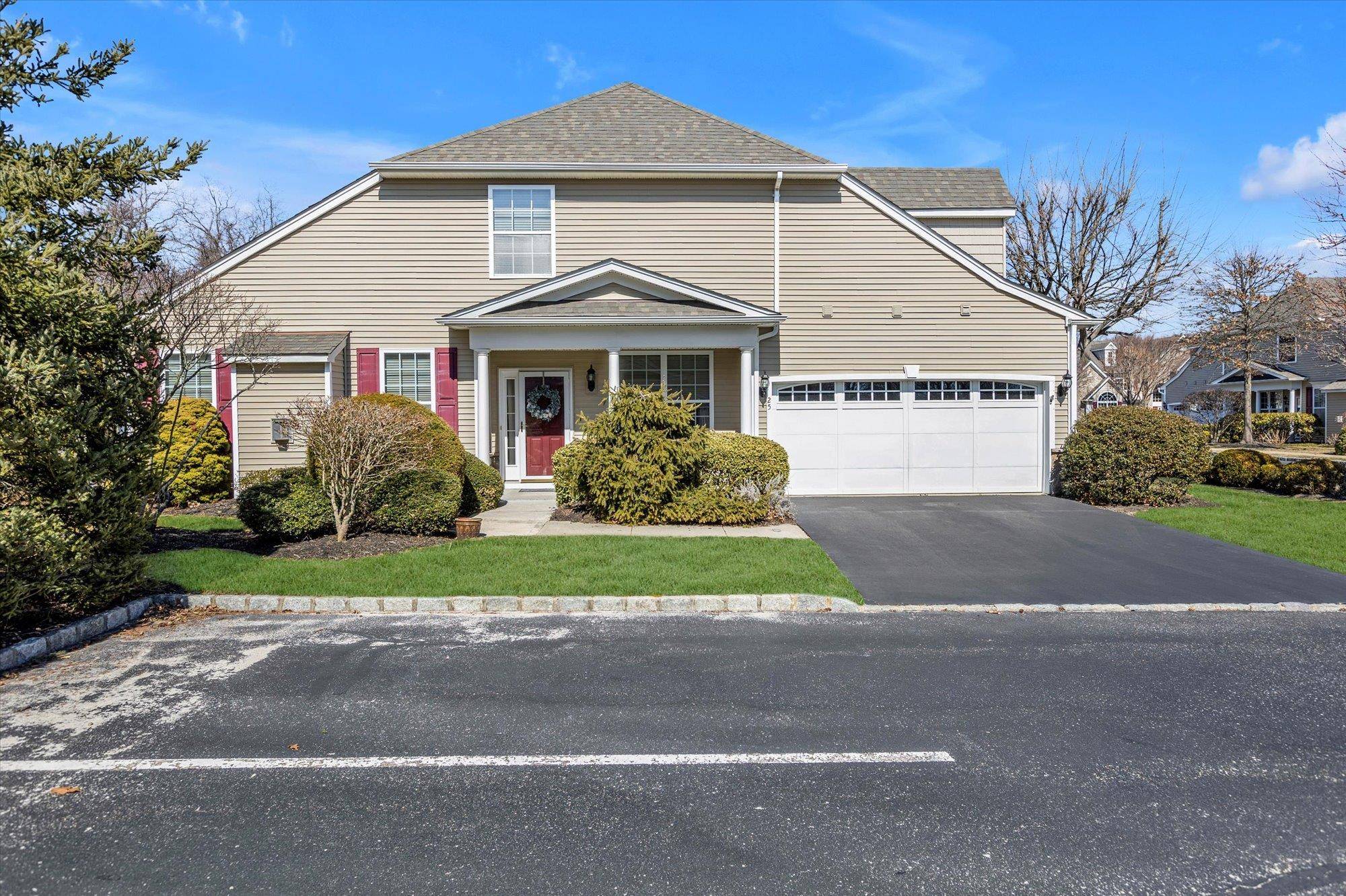 25 Durham LN, Bayport, NY 11705