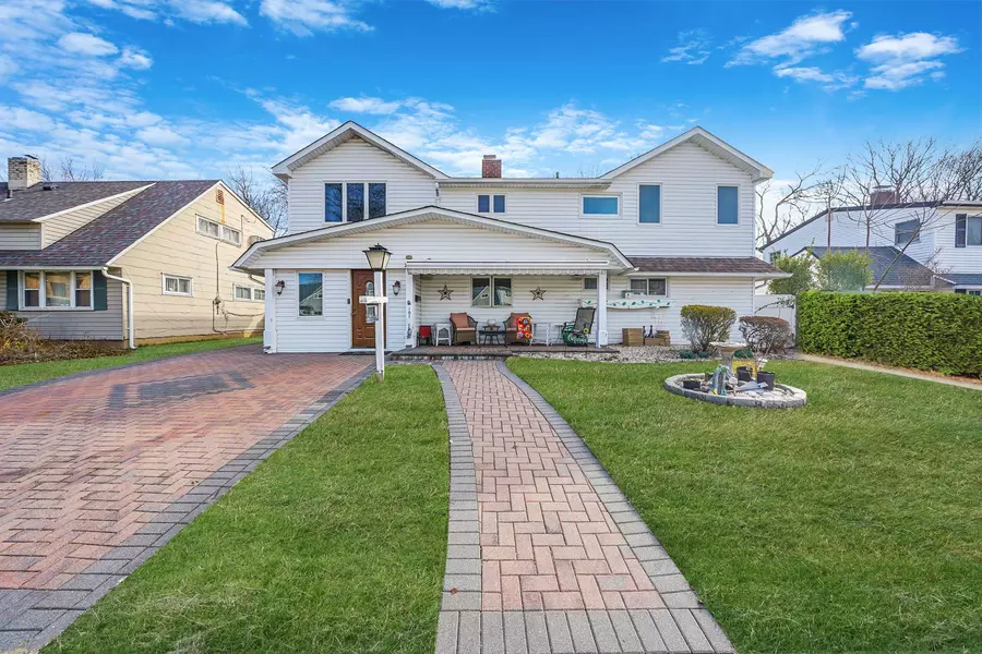 191 Friends LN, Westbury, NY 11590