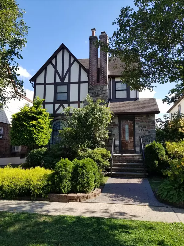 209-08 33 AVE, Bayside, NY 11361