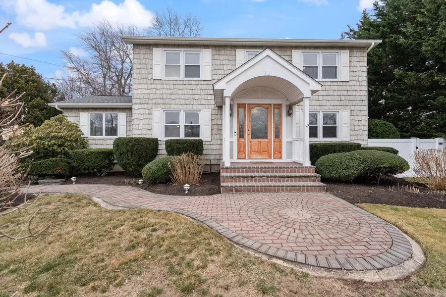 20 Hemlock DR, Miller Place, NY 11764