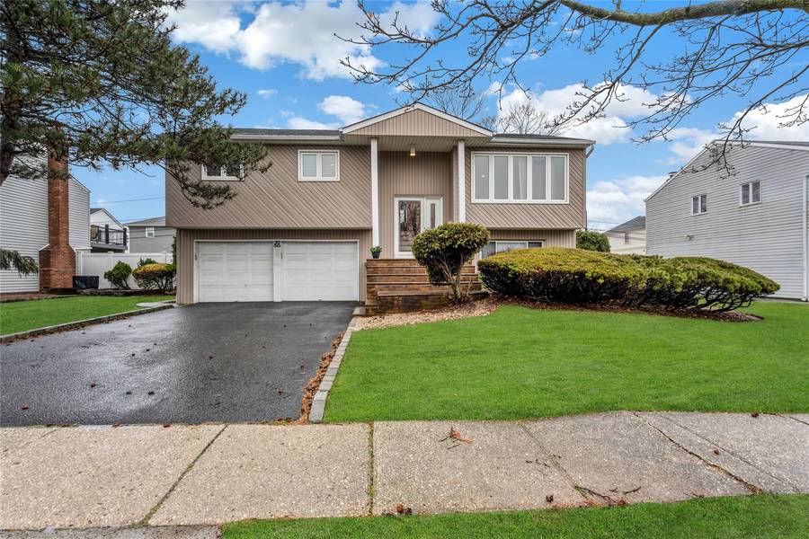 50 Ruby LN, Plainview, NY 11803