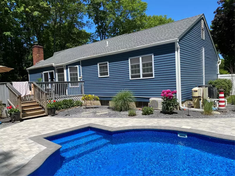 6 Cassie CT, Mount Sinai, NY 11766