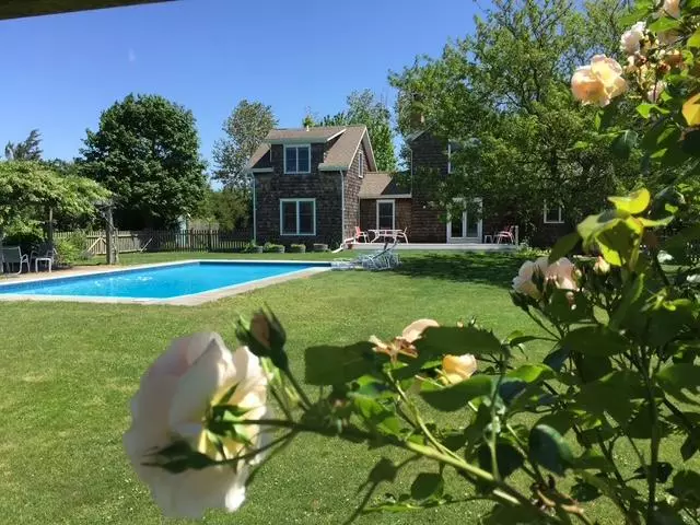 541 Manor LN, Jamesport, NY 11947