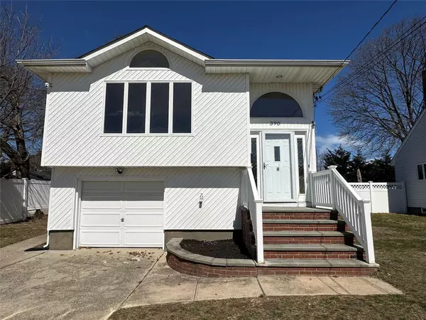 390 37th ST, Lindenhurst, NY 11757