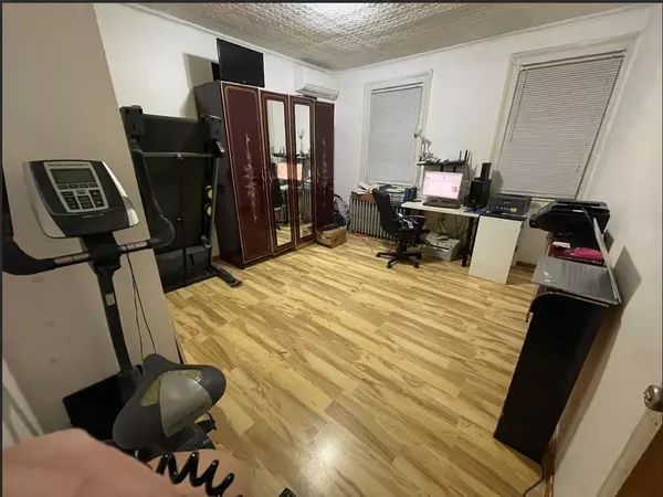 Glendale, NY 11385,72-34 73rd ST